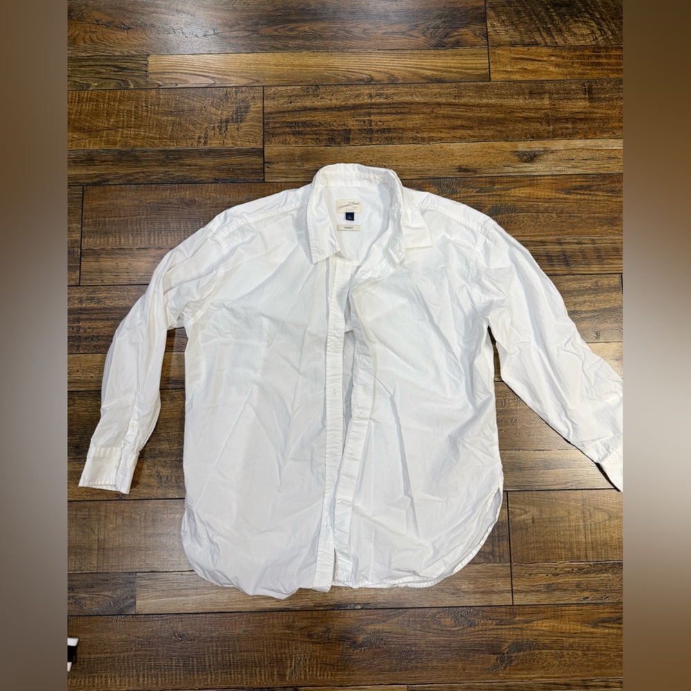 Universal Thread Women's Oversized Long Sleeve Collared Button-Down Shirt